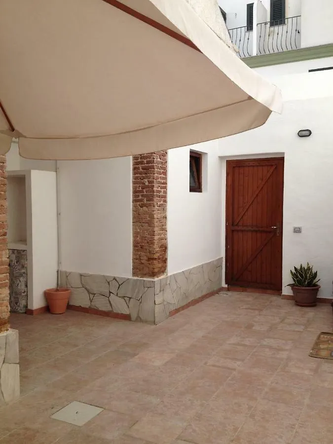 לינה וארוחת בוקר קאלאסטה Il Cortile 0*,