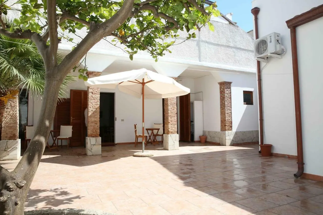 Il Cortile Bed and Breakfast Calasetta 0*,  Italië